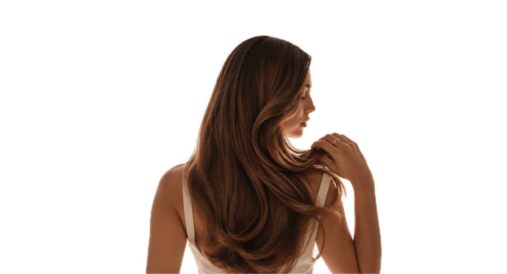 Brune aux longs cheveux, de profil, tenant une mèche de cheveux